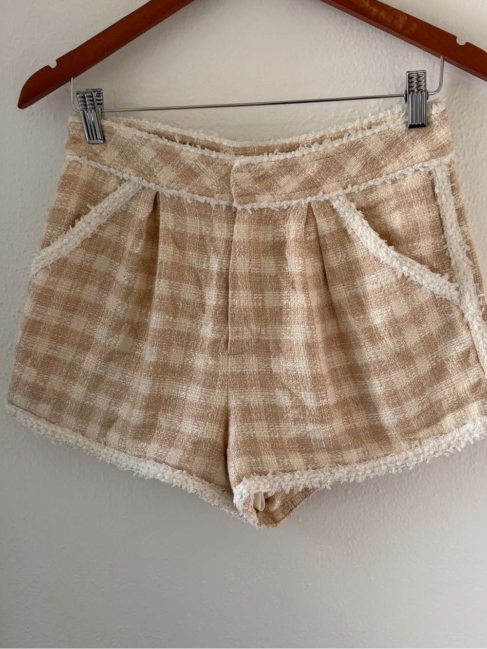 Gianni Bini Cream Tweed Frayed Trim Tailored Shorts size 4.
